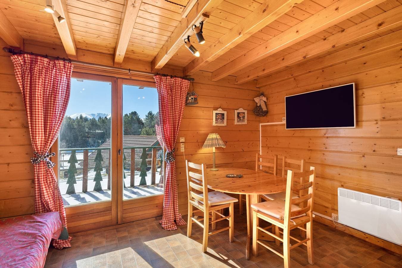 Foto 4 von 23: Chalet "Maison De Bois Finlandaise" mit 2 privaten Terrassen und Balkon