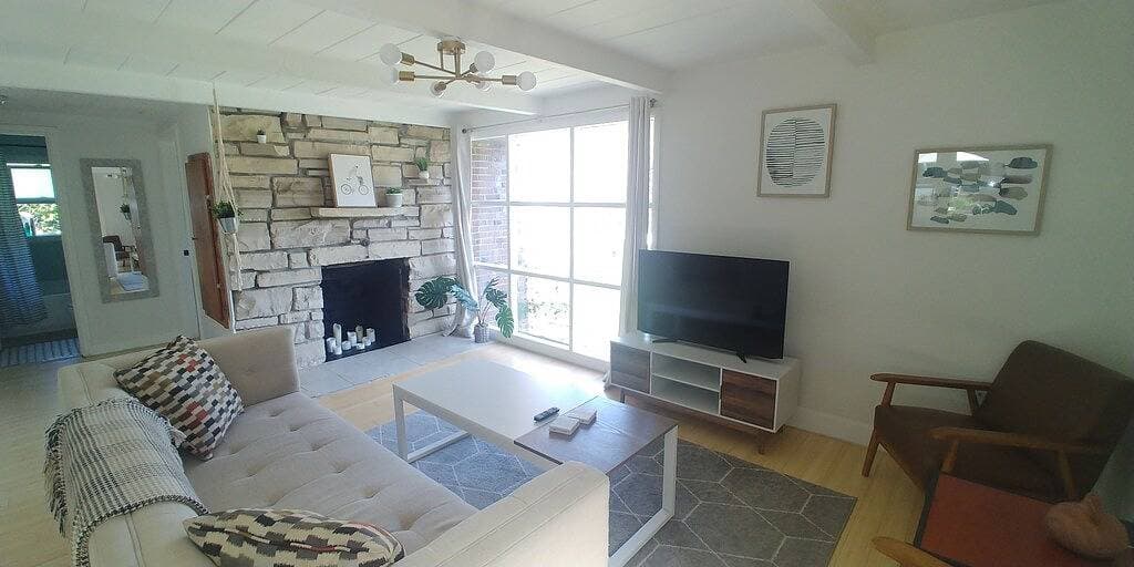 Cool Mid-Century Bungalow! 1