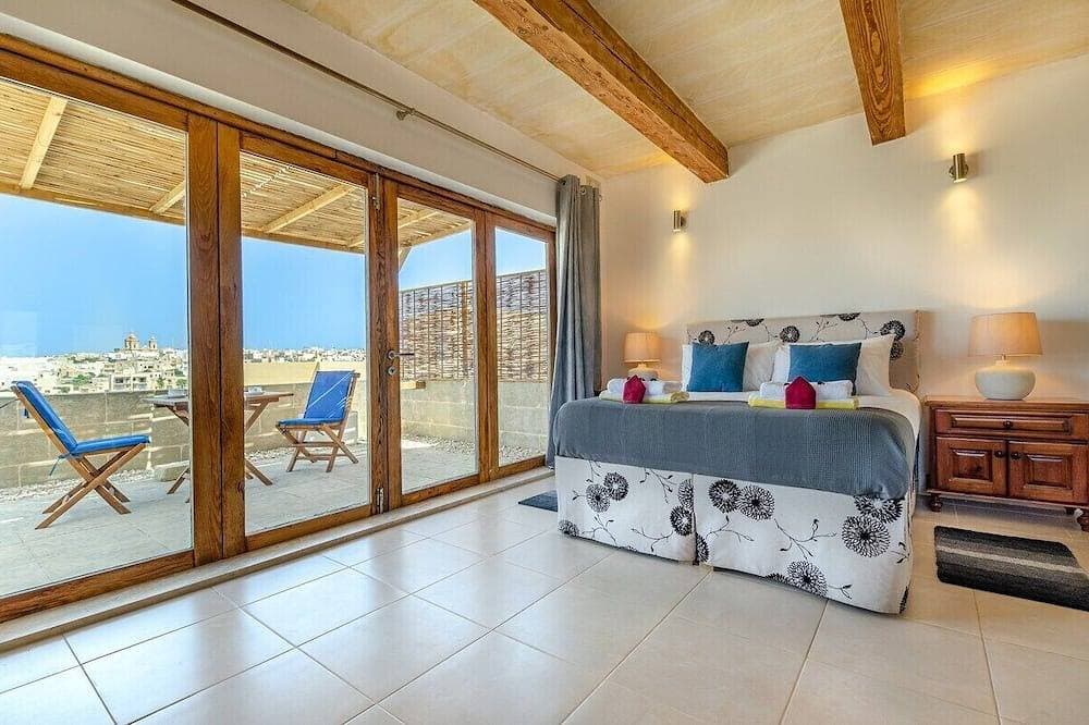 Foto 2 von 15: Gozo Ph w/private Rooftop Hot Tub, Terrace + Views
