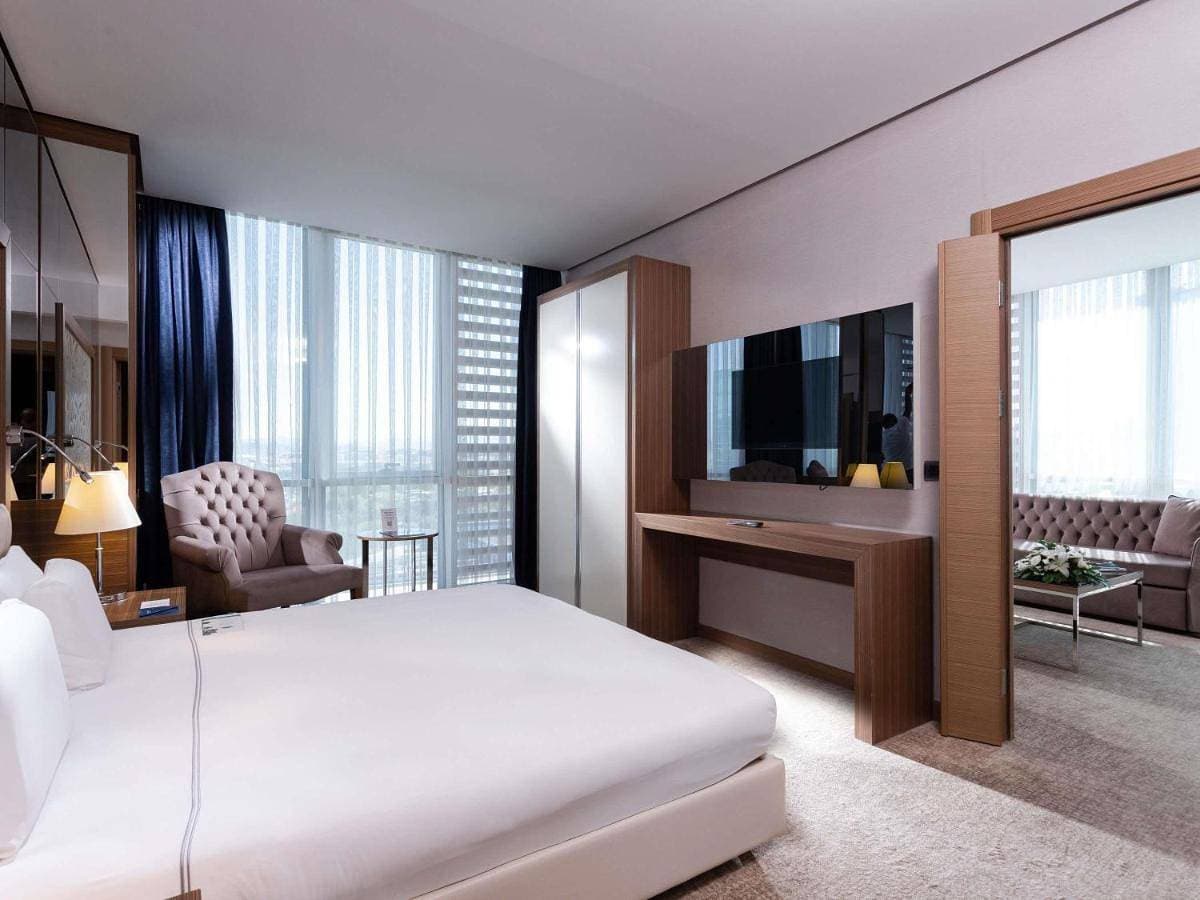 Foto 5 von 5: Duplex Suite with One King Bed and Separate Living Room Area