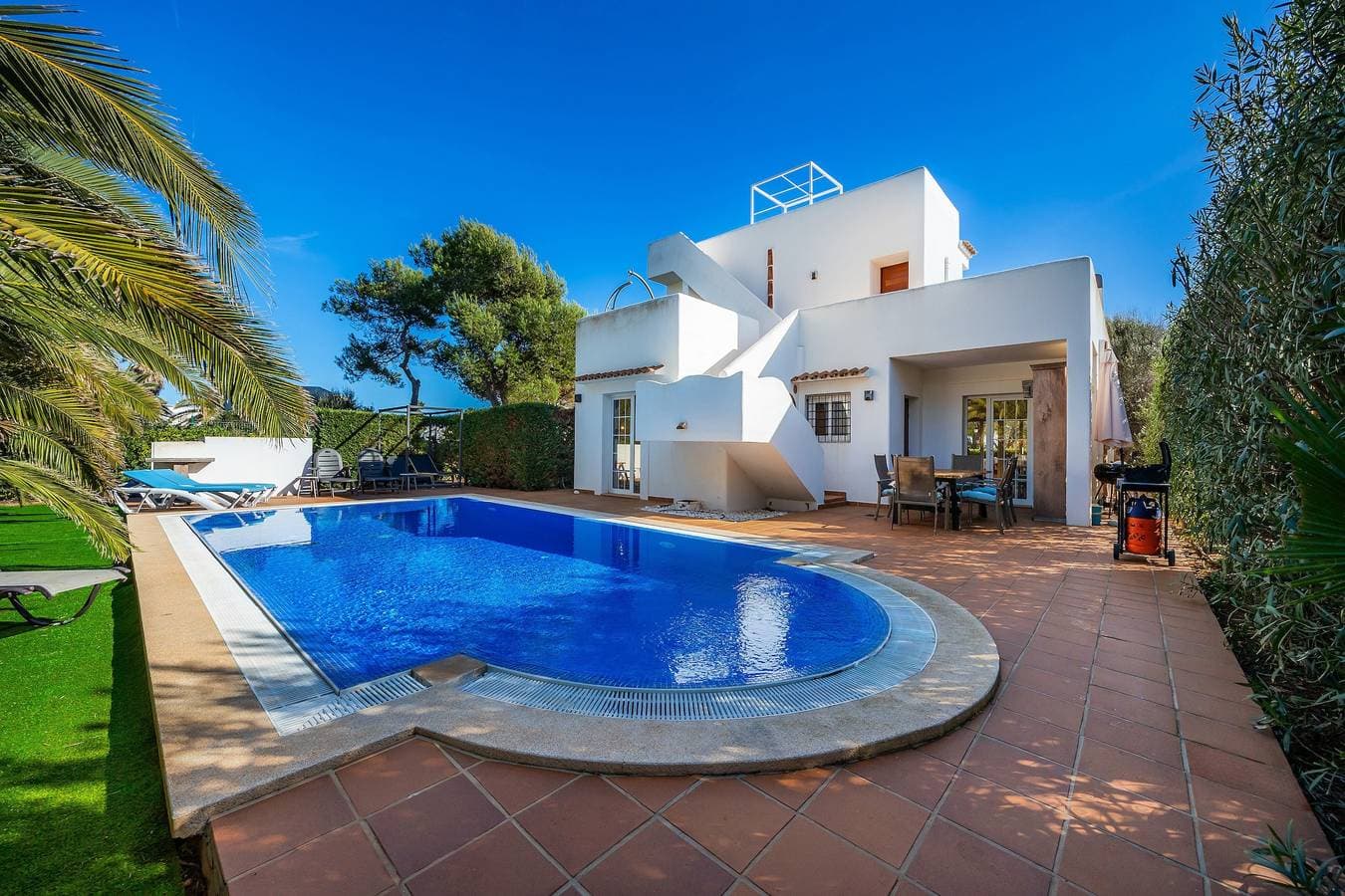 Foto 2 von 34: Villa „Luna“ mit Meerblick, Pool, Klimaanlage, Terrassen & Garten