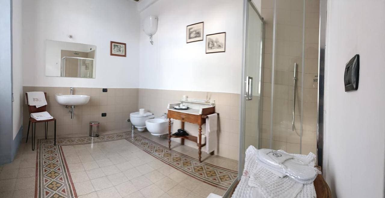 Foto 3 von 12: Triple Room with Private Bathroom
