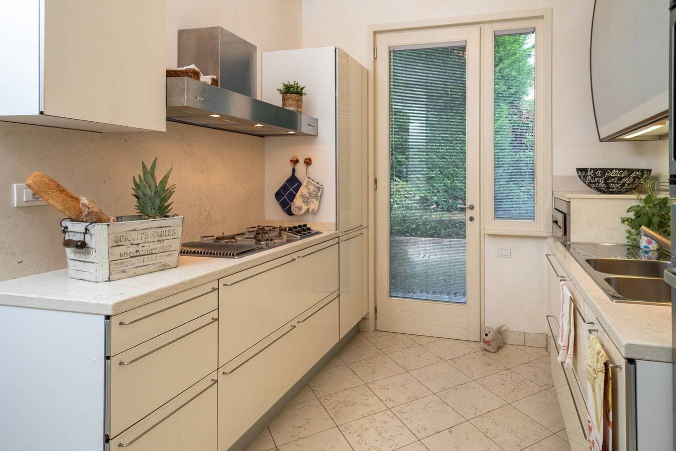Foto 11 von 45: Regarda - "Villa Infinity", Stillvoll und Elegant  mit privatem Pool und Seeblick