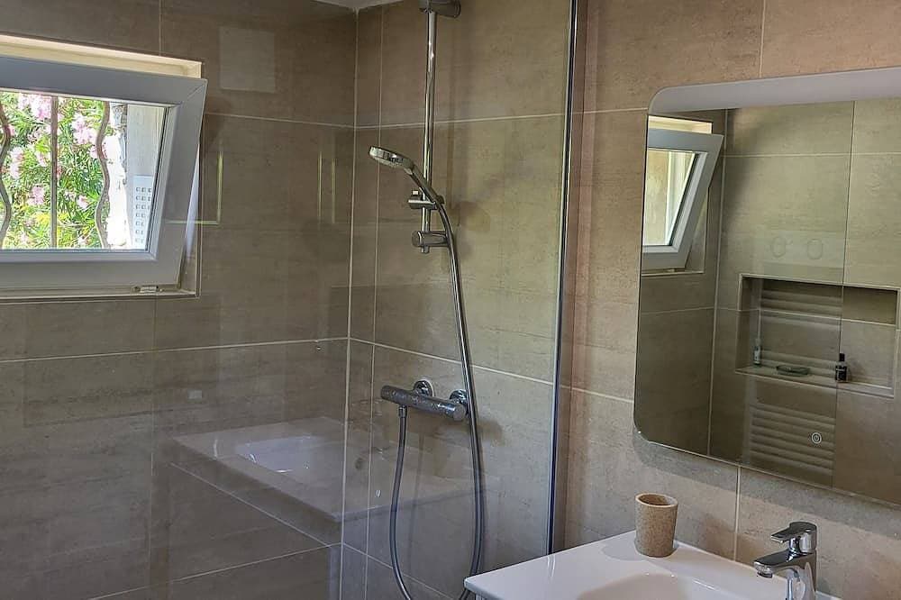 Foto 4 von 15: Superbe rez de Villa Avec Piscine Privée Entre Plage du Bestouan et Calanques
