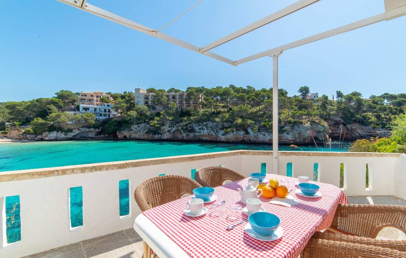 Foto 5 von 27: Gemütliches Strandappartement mit Terrasse - Blick auf Cala Llombards