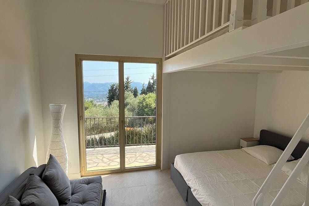 Foto 3 von 30: Villa Sleeps 10, 4 Bedrooms, with Pool and Sea and Mountain View
