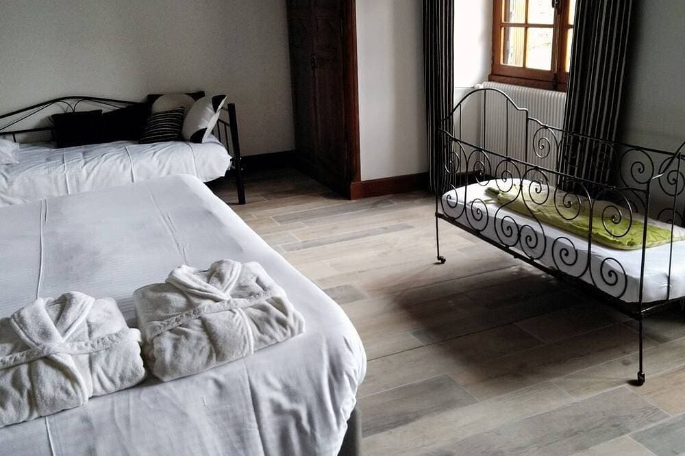 Foto 9 von 30: Dreibettzimmer-Deluxe-Ensuite-Gartenblick-Avec Sauna