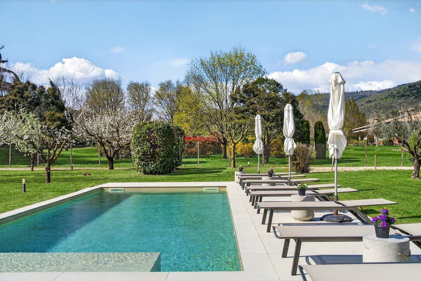 Foto 4 von 42: Regarda - "Villa Ida, Giarole Einheit" mit Stil und Liebe eingerichtet, mit Pool und Klimaanlage