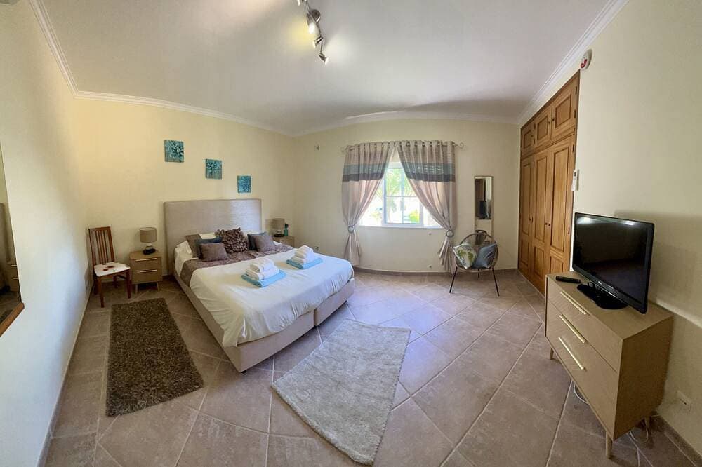 Foto 4 von 30: Luxusvilla auf eigenem Grundstück, 4 Schlafzimmer, 4 Badezimmer mit beheiztem Pool