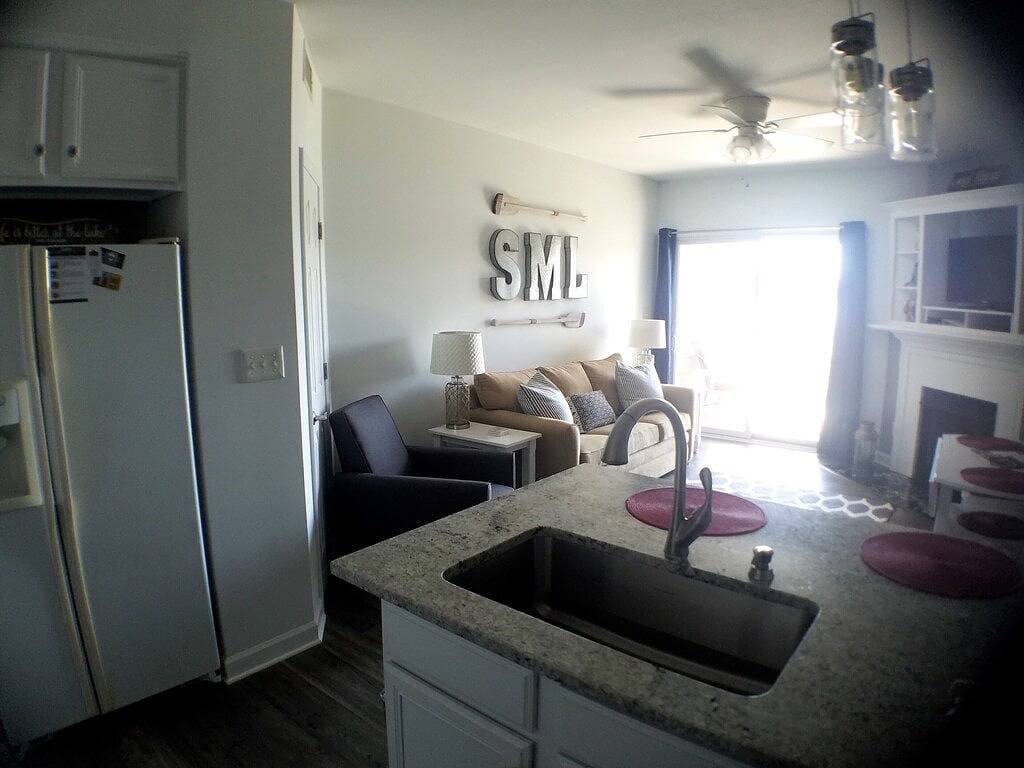 Foto 2 von 21: #113 Pointe - 1  Bedroom Lakefront Condo at Mariners Sml