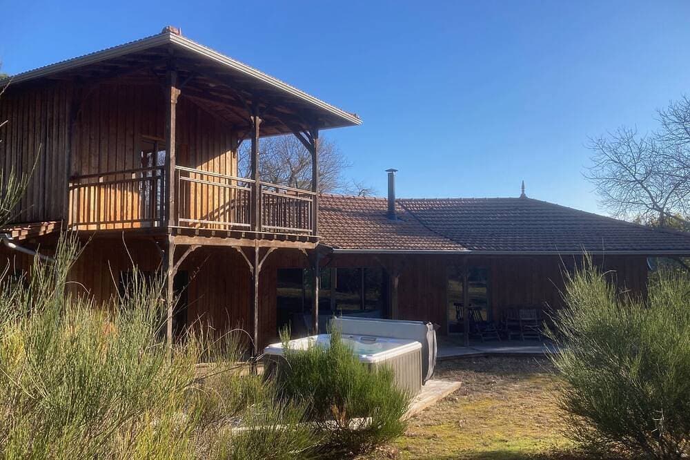Wooden villa in the heart of nature + heated pool + spa + ocean pools in Soulac 1