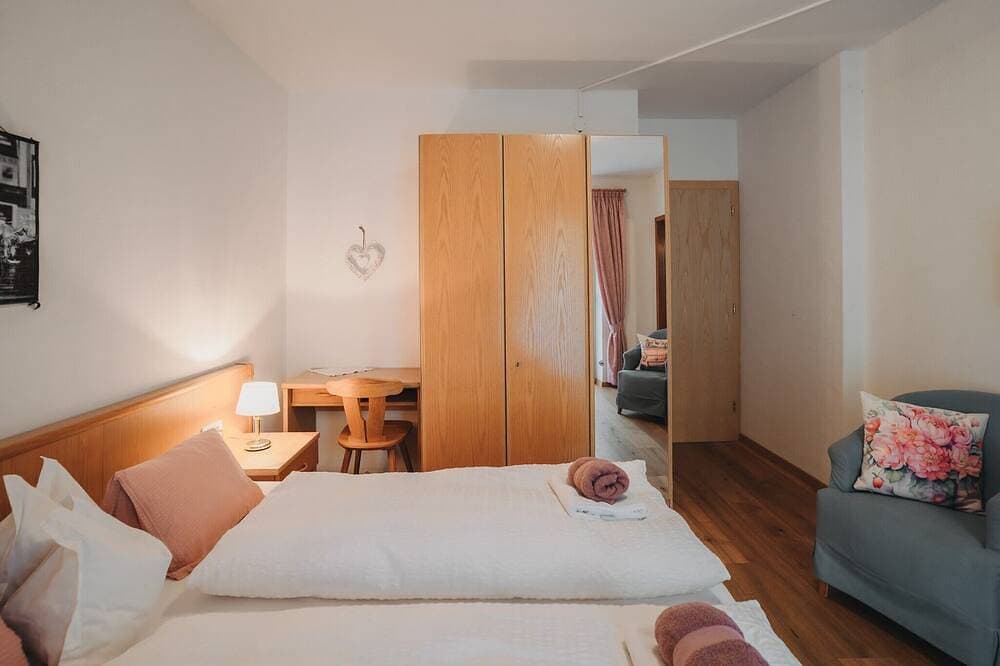 Foto 6 von 20: Zimmer „Rosé“ mit Bergblick, Gemeinschaftspool und WLAN