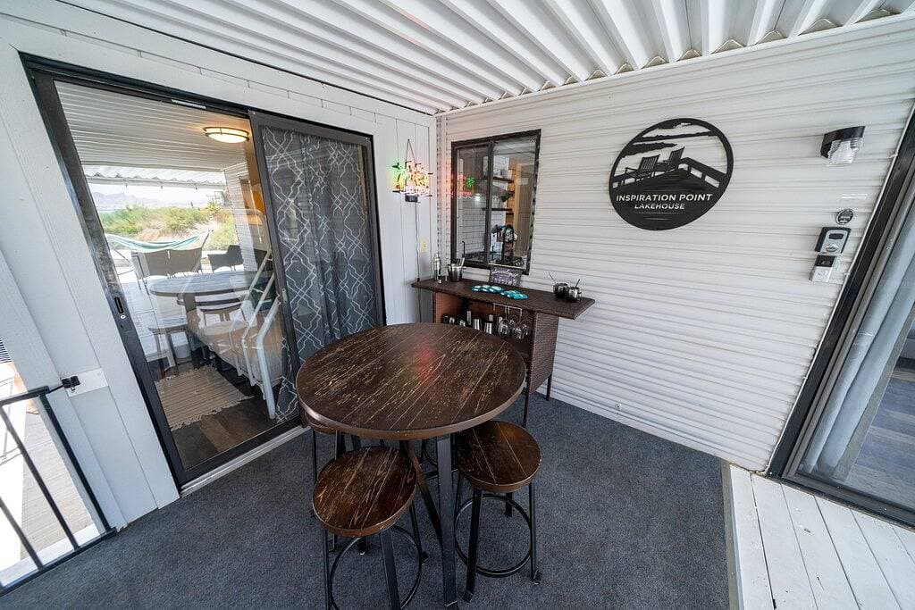 Foto 9 von 49: Waterfront Luxury Tiny Home with Stunning Lake  & Mountain Views!