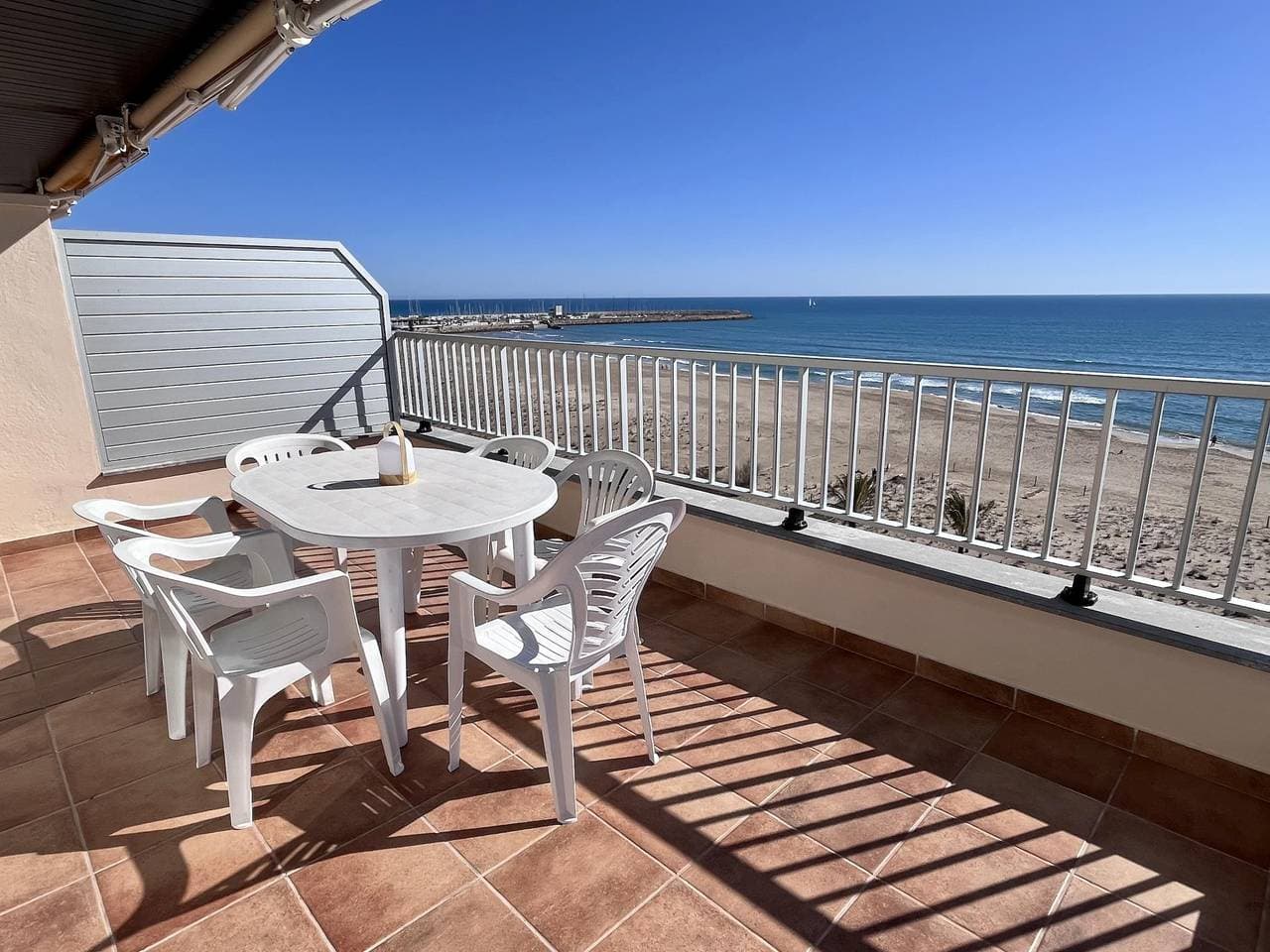 Foto 3 von 39: Großzügige Ferienwohnung direkt am Meer mit traumhaftem Ausblick