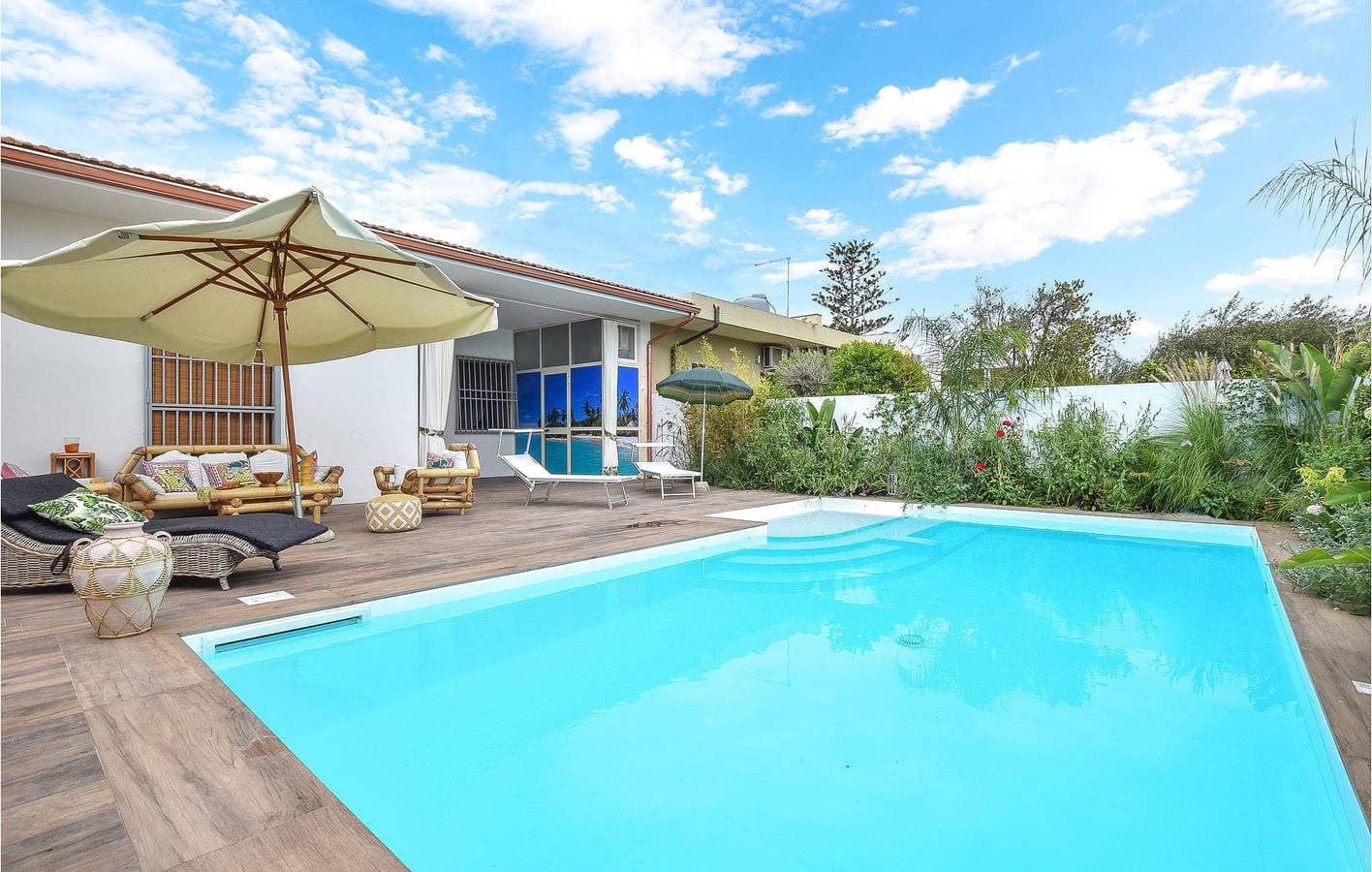 Rückzugsort am Strand mit Pool und Parkplatz 1