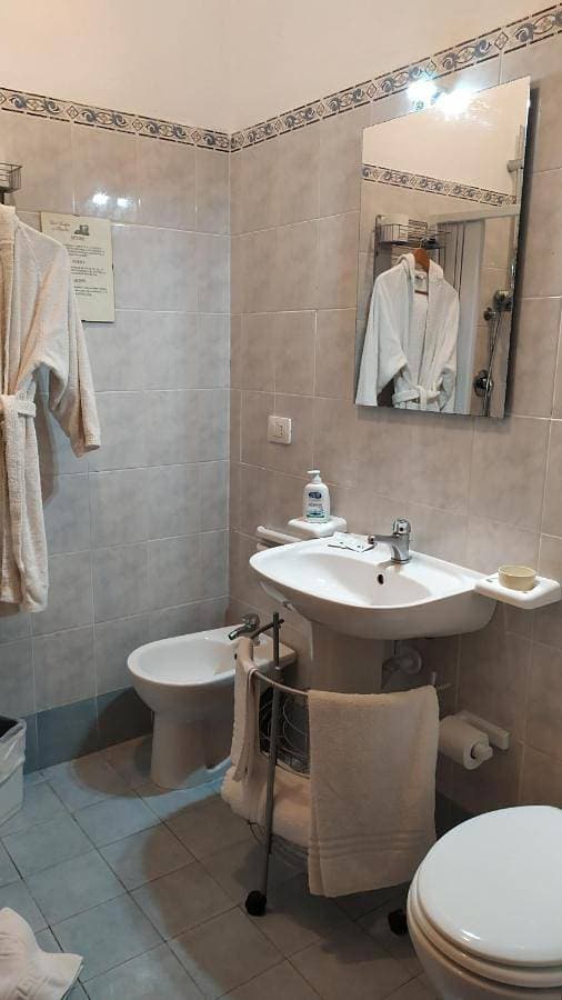 Foto 4 von 12: Double or Twin Room with Private External Bathroom