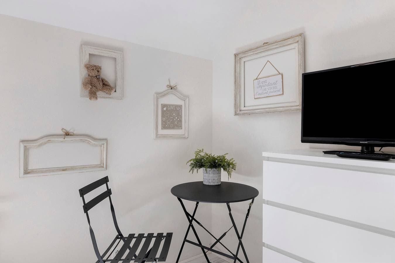 Foto 6 von 23: Gästezimmer „La Bienvenue“ mit gemeinsamer Terrasse, WLAN und Klimaanlage