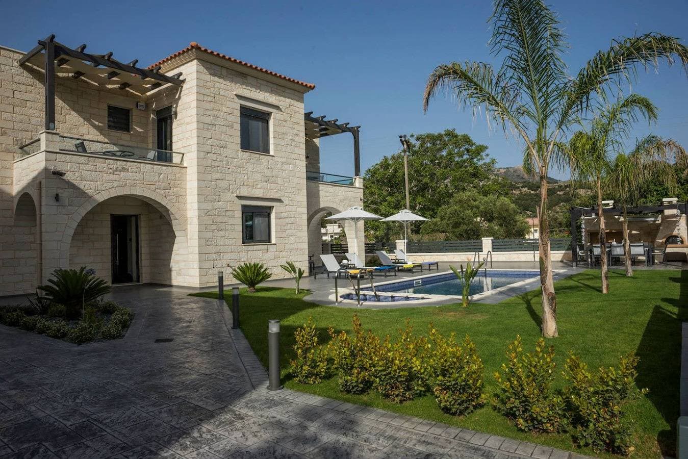 Foto 11 von 32: Villa 200m to Beach & Amenities w/Pool, Sauna, BBQ