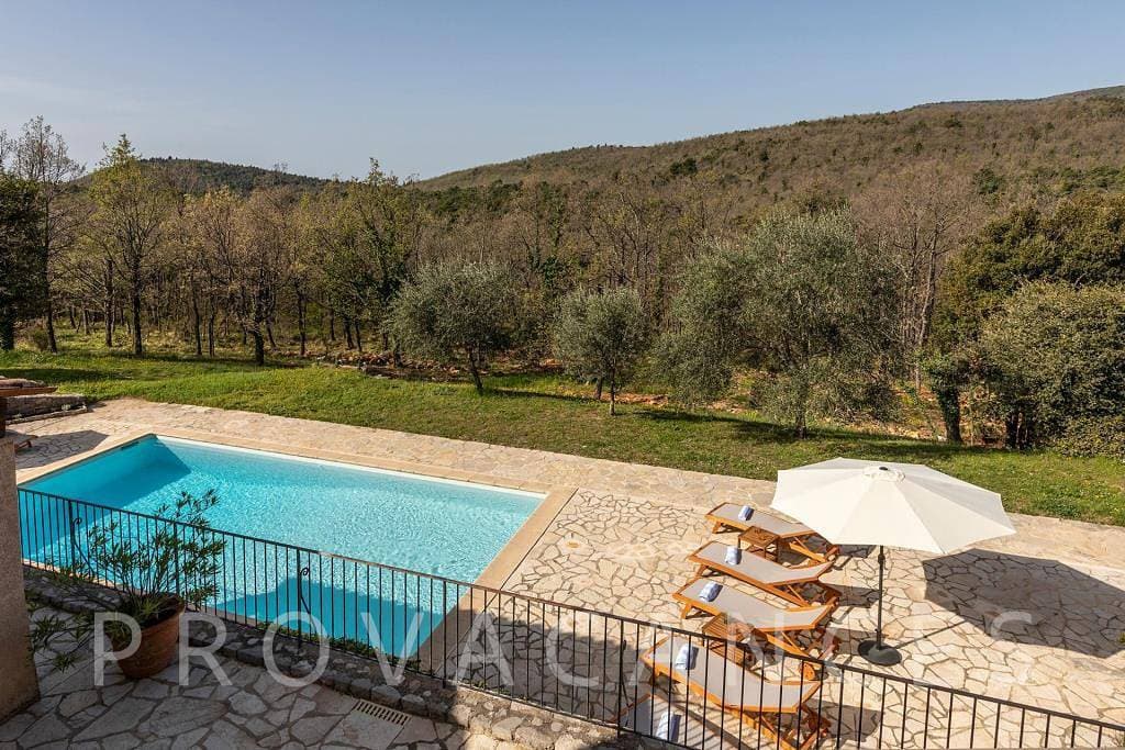 Foto 13 von 49: Ferienhaus mit großem Pool und schöner Aussicht auf Mons