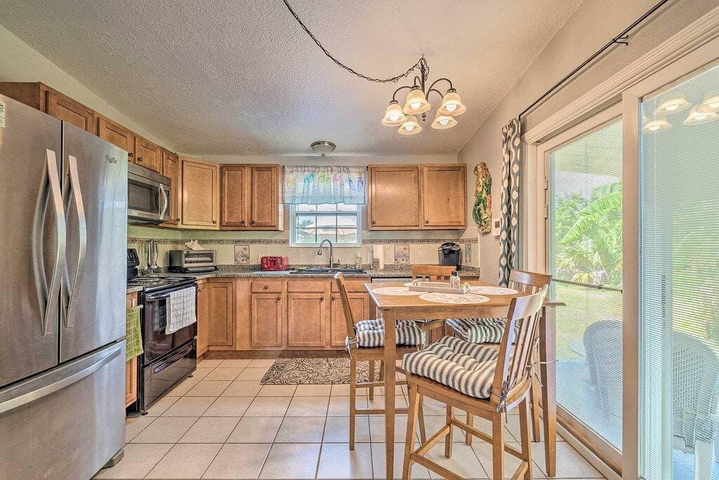 Foto 6 von 25: 2 Mi to Beach: Canal-Front Home in Hudson!
