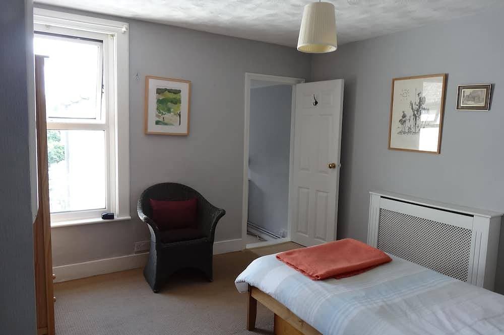 Foto 5 von 25: Two minutes from beach. Cosy pet-friendly cottage in cool location with garden.