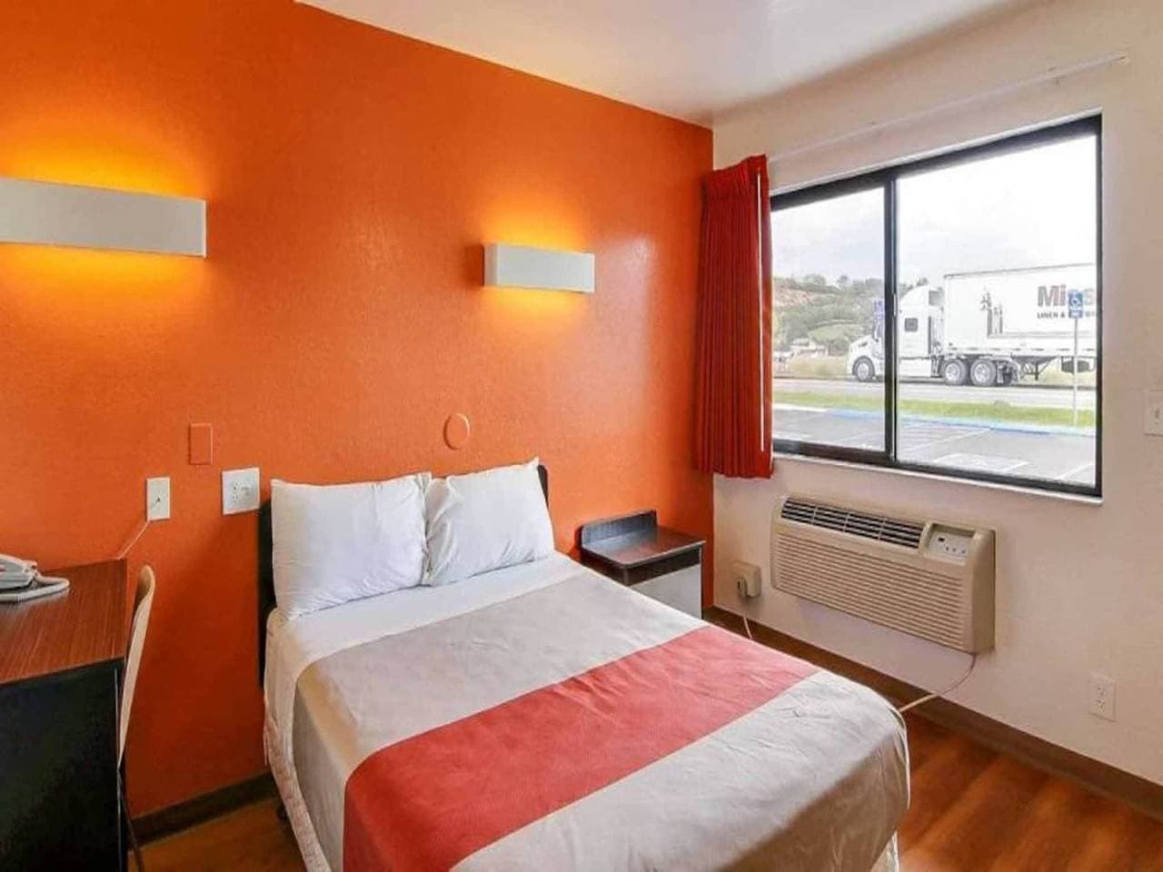 Foto 11 von 36: Geräumiges Zimmer mit 1 Kingsize-Bett