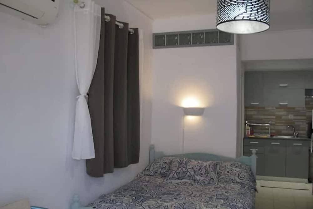 Lovely apartment with balcony in Saronida 1