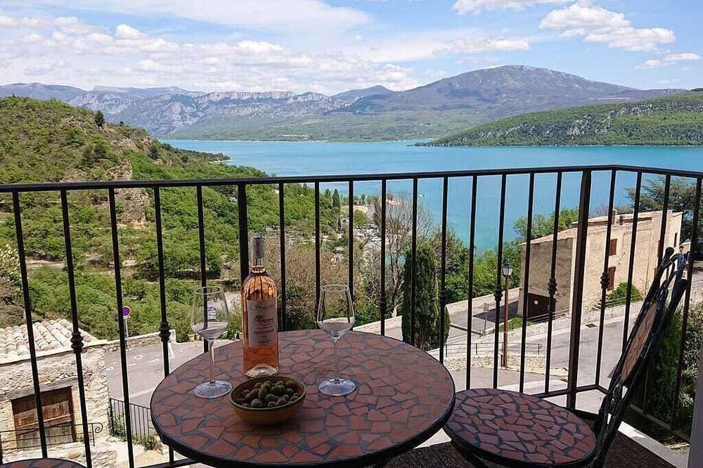 Dorfhaus mit atemberaubender Aussicht auf Lac Ste Croix 1