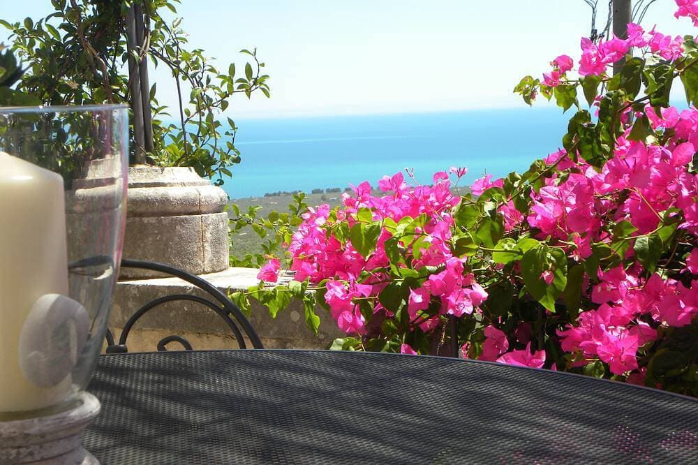 Apartment in noble residence with magnificent sea view, 2 or 4 people 1