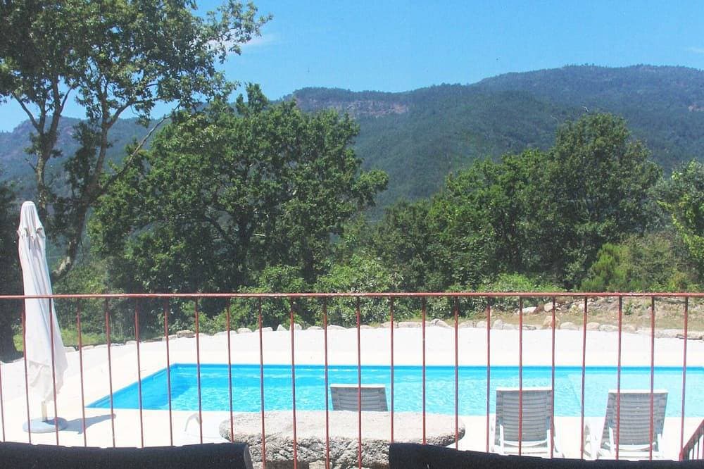 Cabin House. A retreat with a swimming pool and privacy in Gerês. 1