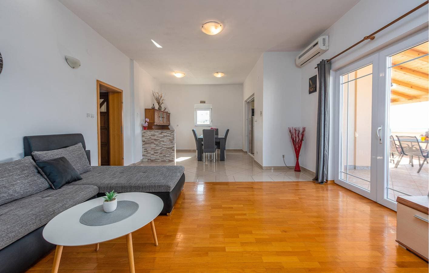 Foto 6 von 29: Urlaub am Meer: Gemütliche Ferienwohnung mit Terrasse und Parkplatz, 2,5 km von Novigradsko More entfernt