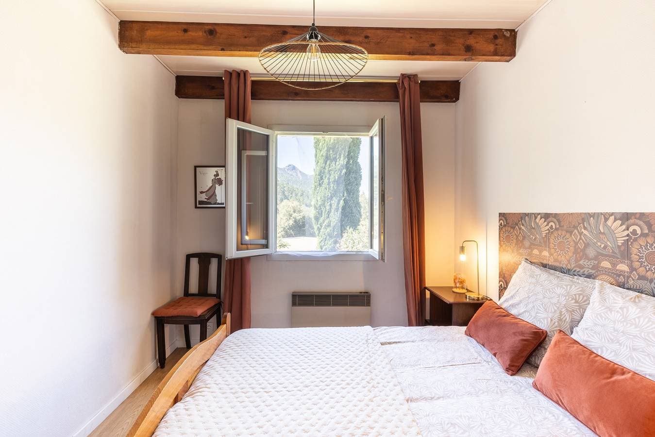 Foto 11 von 25: Familienfreundliches Ferienhaus mit Bergblick, gemeinsamer Terrasse und Klimaanlage