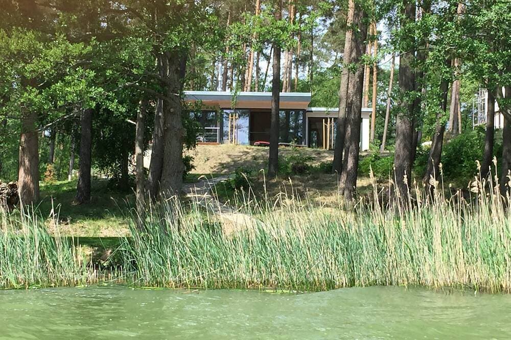 Luxus-Ferienhaus direkt am See, naturnaher Komfort in modernem Stil 1