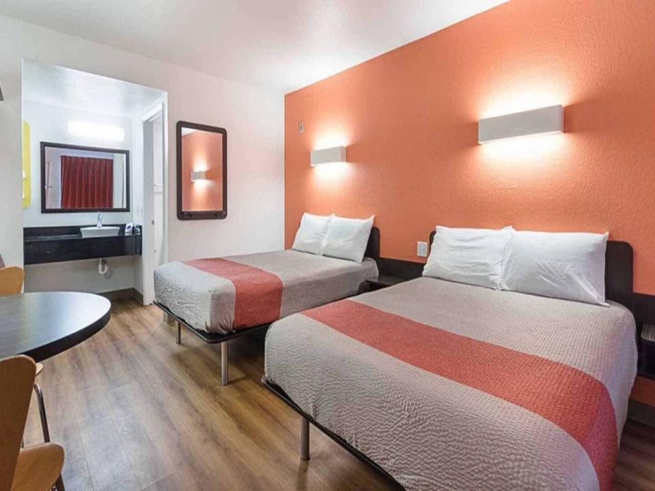 2 Queensize-Betten | Raucher, Mikrowelle 1