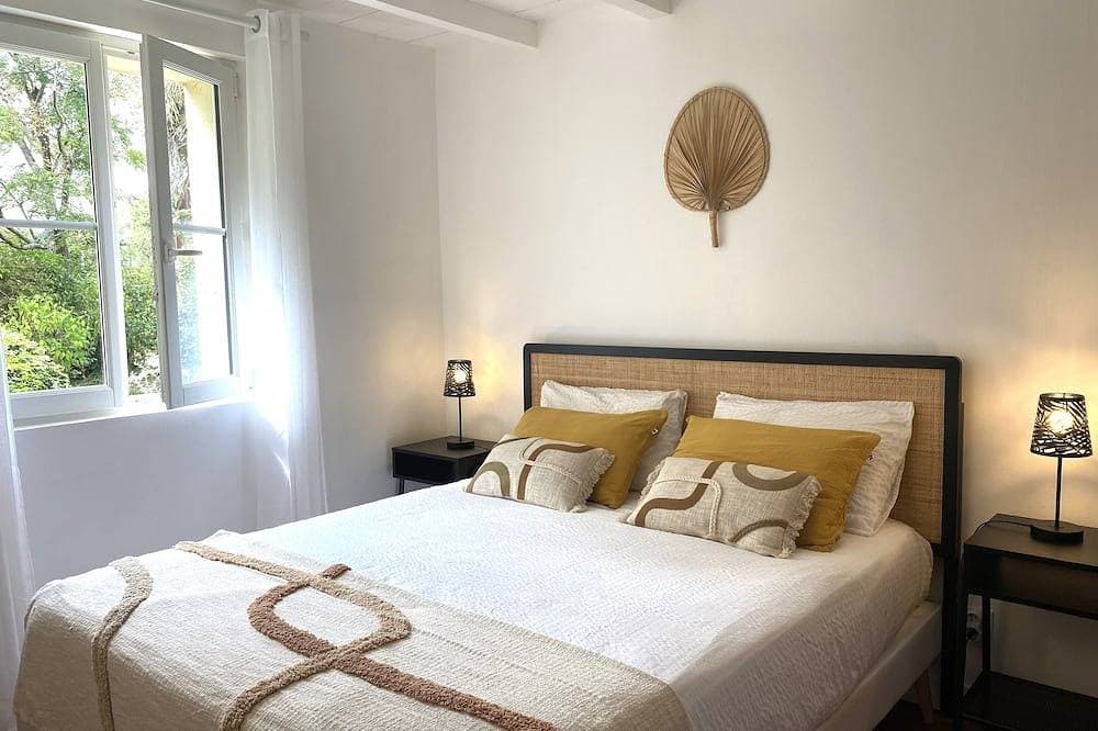 Foto 2 von 16: Charming Cottage for 2–4 Guests, in a Park with Swimming Pool