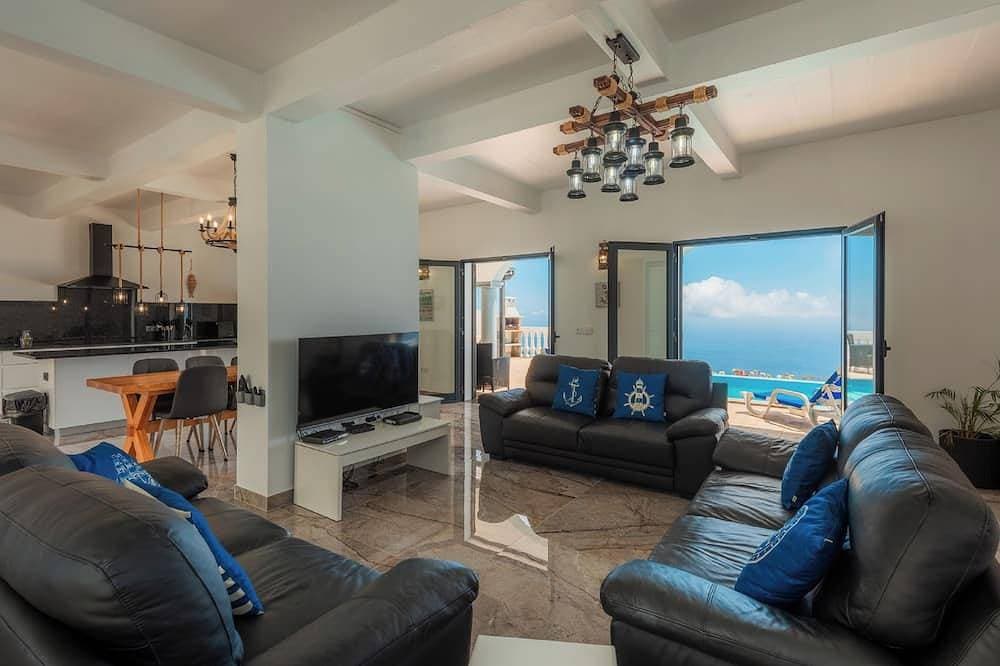 Foto 10 von 30: Blue Sea Tower, Luxusvilla, privater beheizter Pool und Gärten. Hervorragender Meerblick