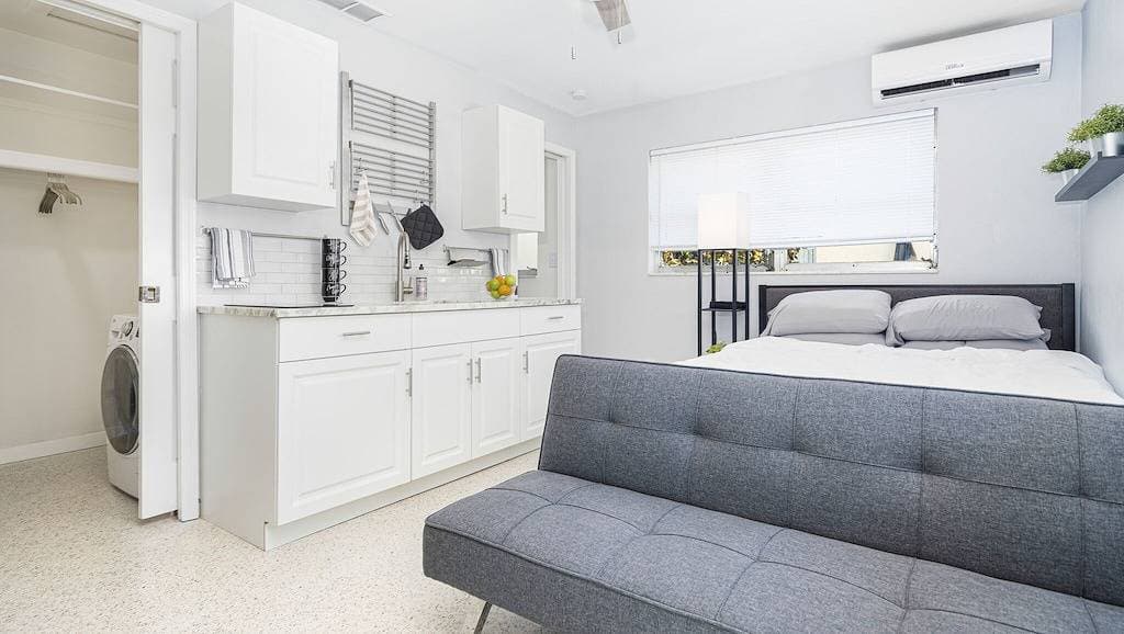 Foto 2 von 7: Chic Cape Coral Studio – Near Yacht Club, Kitchen + Laundry