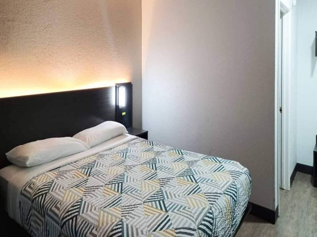 Foto 8 von 26: 1 Queensize-Bett | Kühlschrank, Raucher