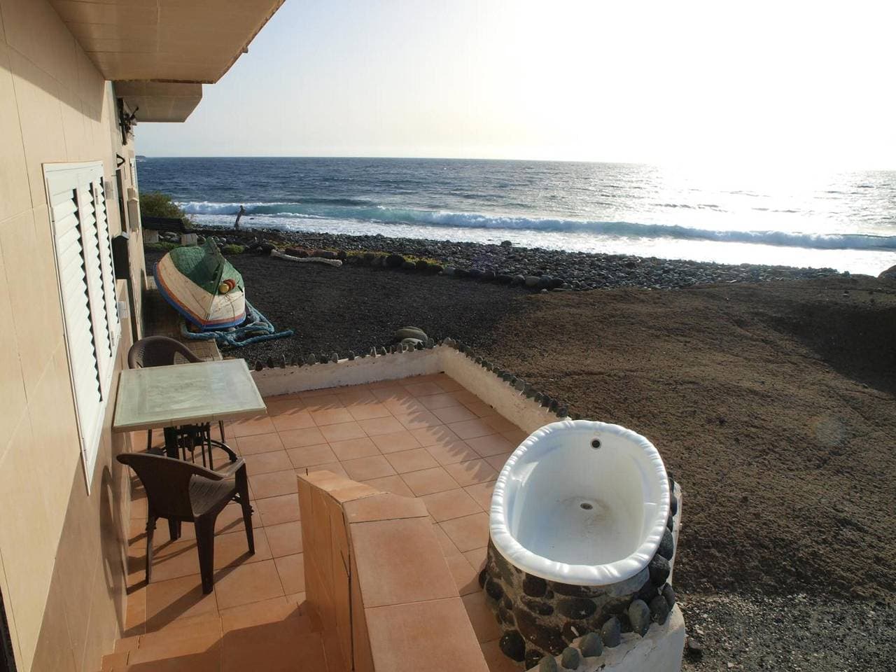 Foto 2 von 40: Ferienhaus 'Sunrise Direkt am Meer' mit Meerblick, Privater Terrasse und WLAN