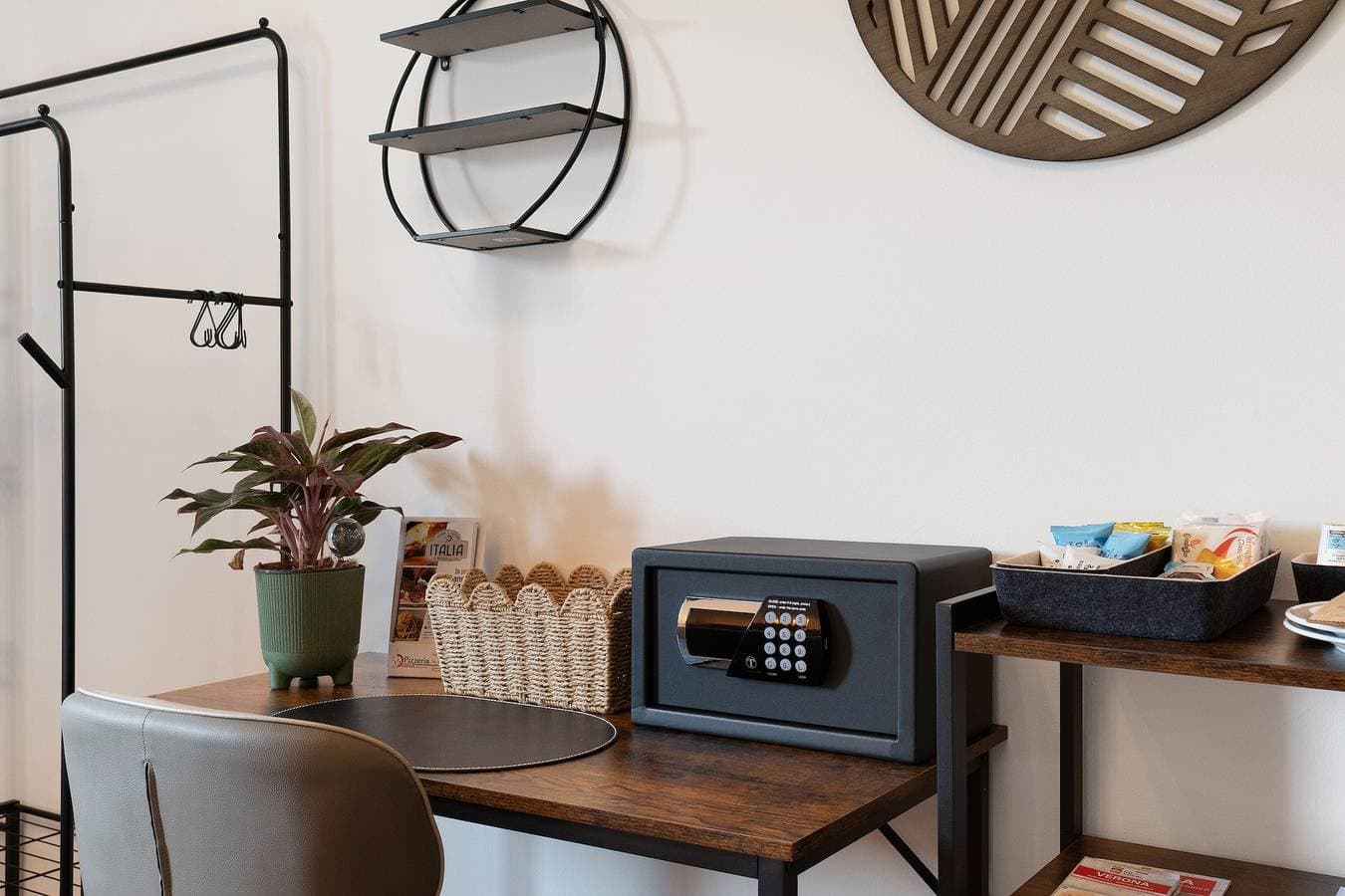 Foto 7 von 28: Suite Verona – WLAN & Klimaanlage, Helle Suite mit Ausblick