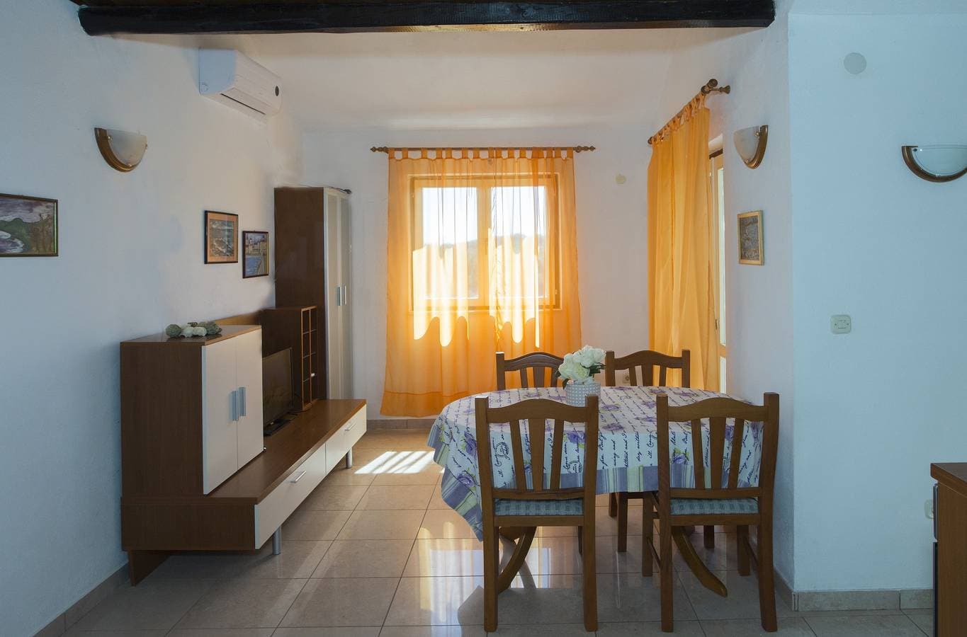 Foto 13 von 21: 2-Zimmer-Ferienwohnung mit Balkon und Meerblick Maslinica, Solta A-13135-b