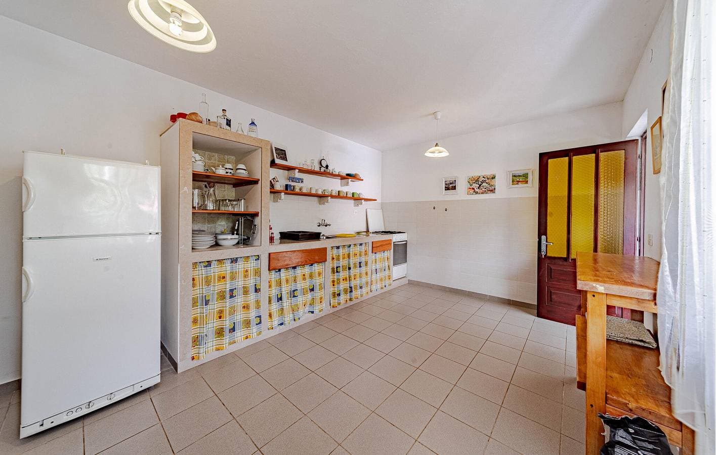Foto 2 von 25: Gemütliche 2-Zimmer-Wohnung mit Terrasse und Küche, 2 km vom Strand Pavija Luka entfernt