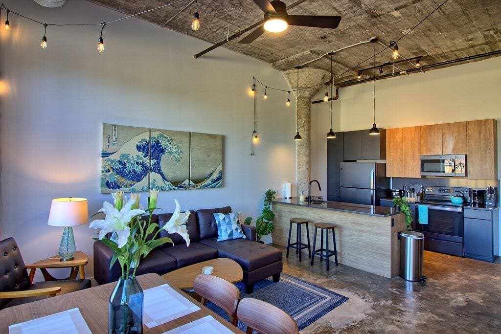 Foto 5 von 23: Chic Ultramodern Loft Suite w/ Designer Features