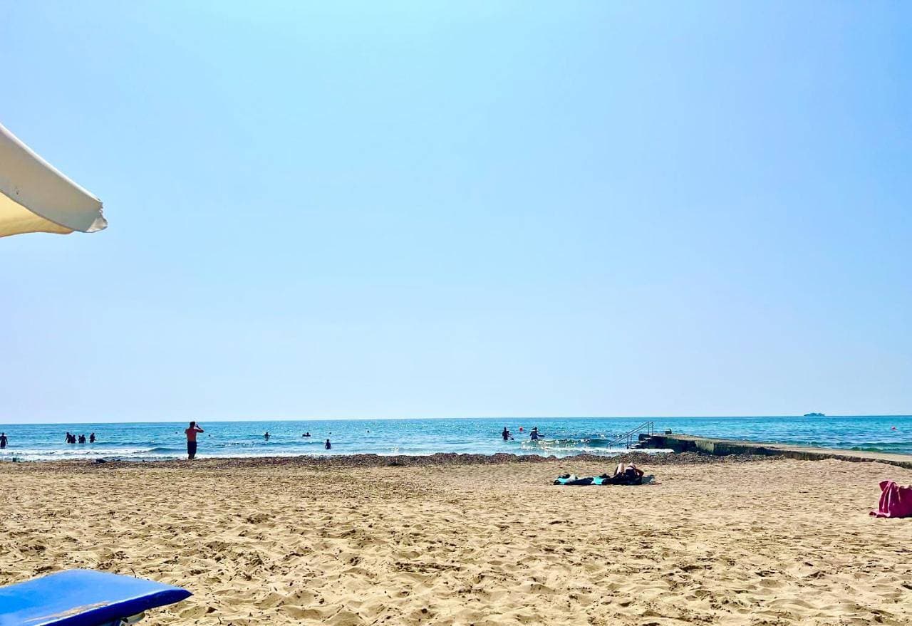 Foto 5 von 28: Seaside Escape - Charming Sunlit 2Br Flat