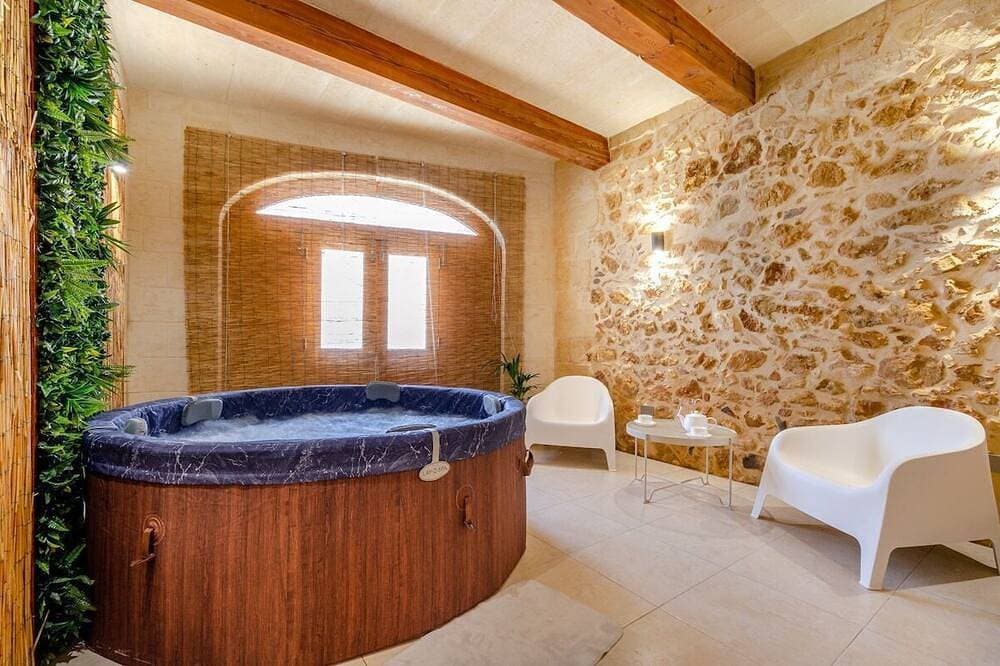 Foto 13 von 28: Escape w/Private pool, indoor hot tub & BBQ terrace