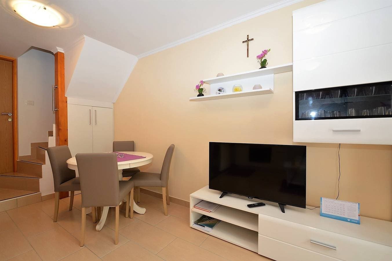 Foto 3 von 20: Das Apartment Hrasta 1 ist eine Unterkunft in Hrasta auf der Insel Cres, 43 km von Mali Lošinj entfernt. Die Wohnung ist ideal für eine Familie oder eine Gruppe von bis zu vier Personen und verfügt über zwei Schlafzimmer, eine Küche, ein Wohnzimmer, ein Esszimmer, ein Badezimmer mit Badewanne und eine Waschmaschine. Private Parkplätze stehen vor der Wohnung zur Verfügung.
