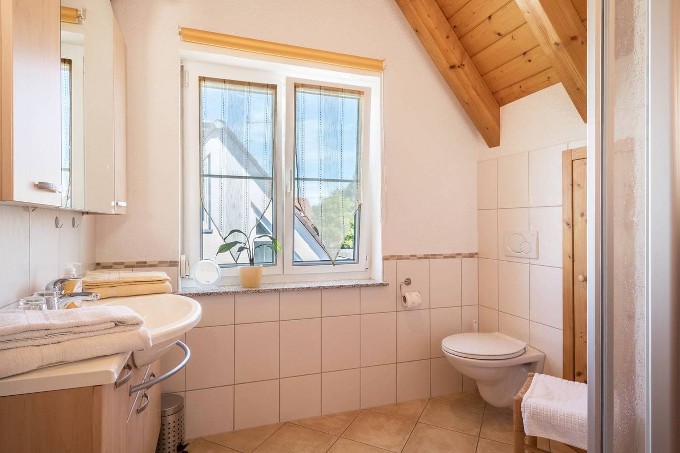 Foto 12 von 19: Gemütliche Ferienwohnung im Dachgeschoss "Haus Sonnenschein" mit WLAN, Terrasse & Garten