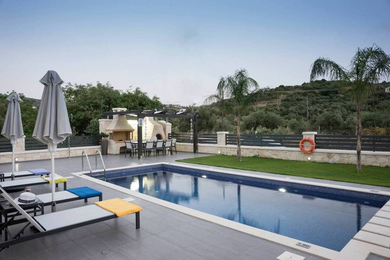 Foto 7 von 32: Villa 200m to Beach & Amenities w/Pool, Sauna, BBQ