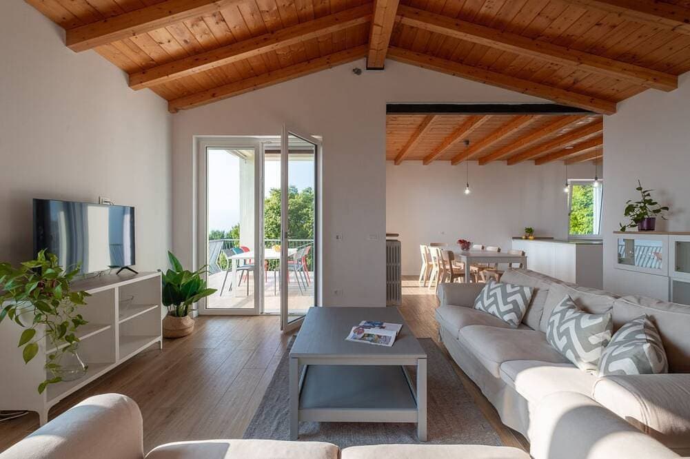 Villa mit Seeblick und Grill 1