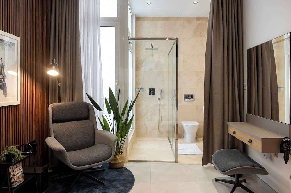 Foto 5 von 22: Apt w/ Maltese Balcony + Private Home Office